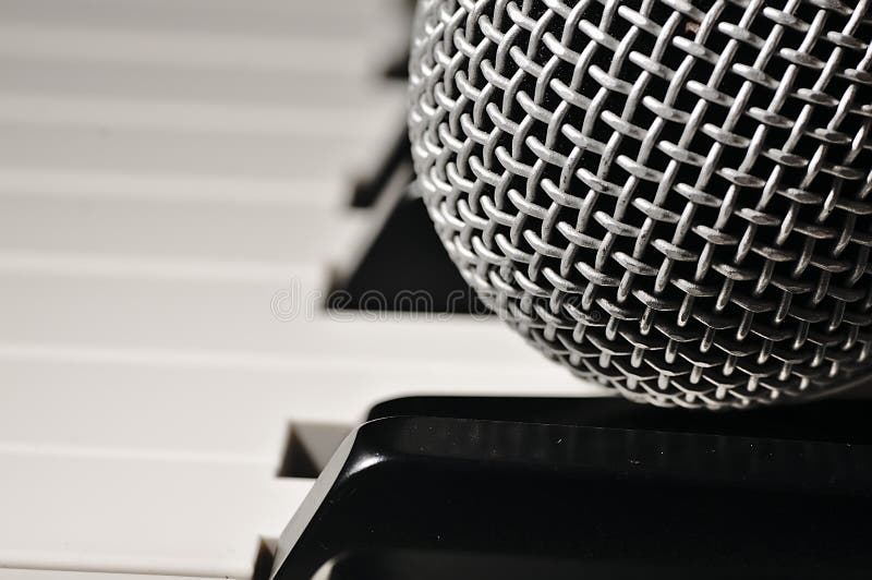 Microfoon op een pianotoetsenbord stock afbeeldingen Microfoon op een pianotoetsenbord stock afbeeldingen