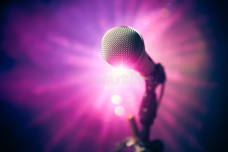 Microfoon op het podium royalty-vrije stock afbeelding