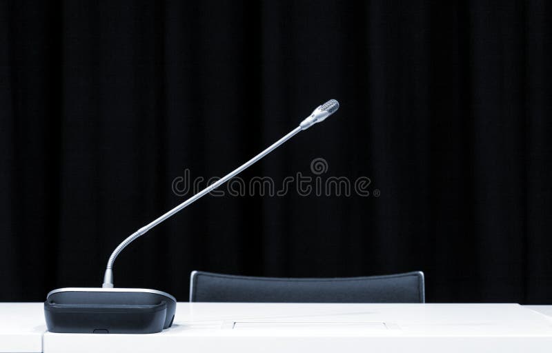 Microfoon in persconferentieruimte stock afbeeldingen Microfoon in persconferentieruimte stock afbeeldingen