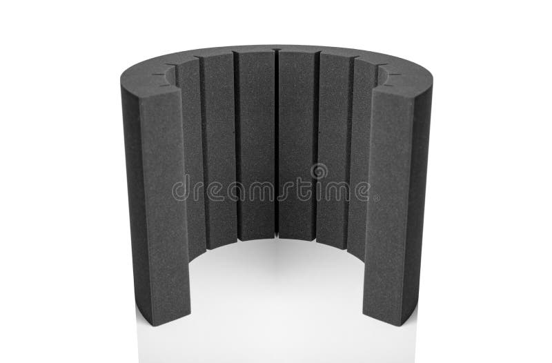 Microfoonstudio-scherm gemaakt van schuimrubber op een witte achtergrond als een abstracte figuur stock afbeelding Microfoonstudio-scherm gemaakt van schuimrubber op een witte achtergrond als een abstracte figuur stock afbeelding