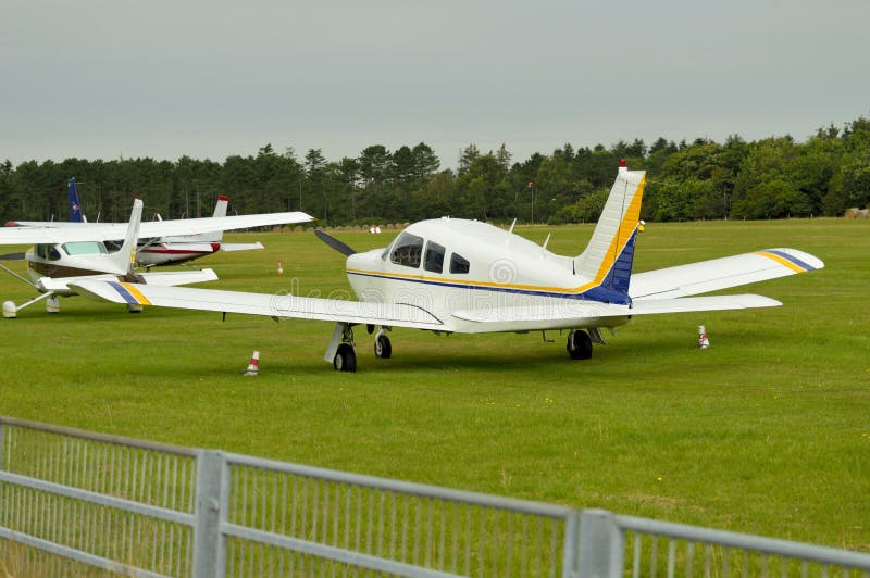 Microlight samolot przy lotniskiem zdjęcie stock Microlight samolot przy lotniskiem zdjęcie stock