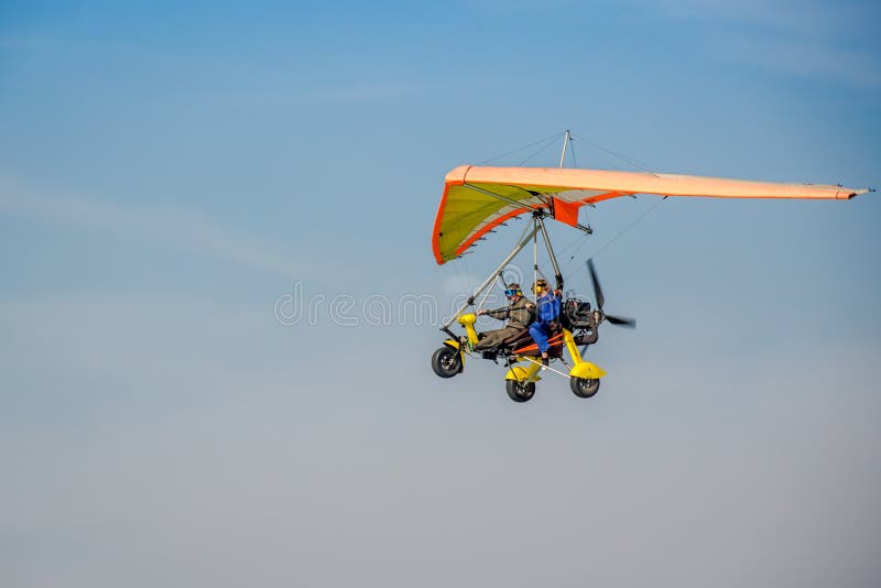 Microlight που πετά μια σαφή ημέρα. Ένα microlight που πετά πέρα από την Αφρική που περιοδεύει την ακτή της Νότιας Αφρικής