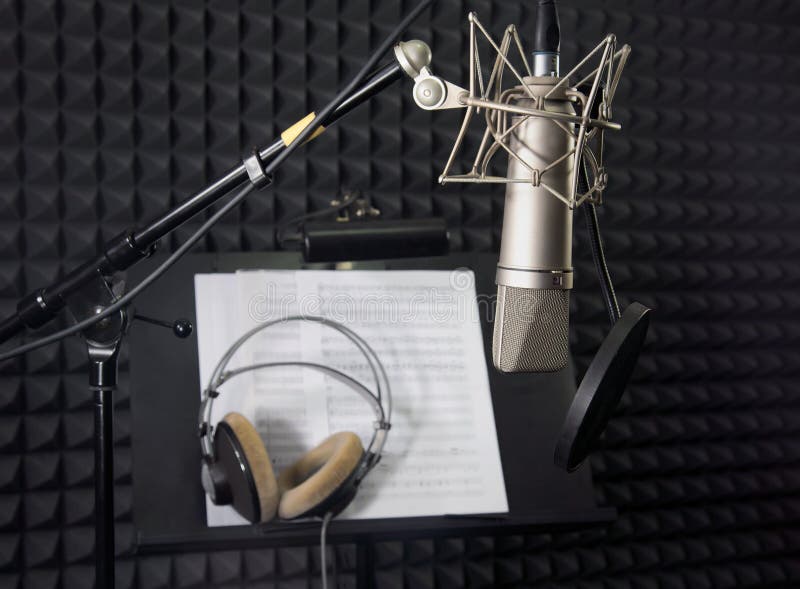 Microphone de condensateur dans la chambre d'enregistrement images stock Microphone de condensateur dans la chambre d'enregistrement images stock