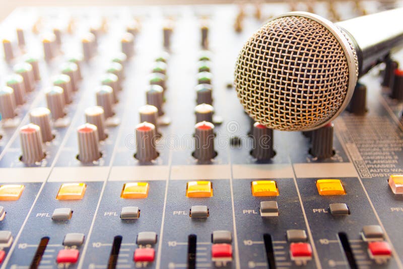 Microphone et mélangeur blancs photo libre de droits Microphone et mélangeur blancs photo libre de droits