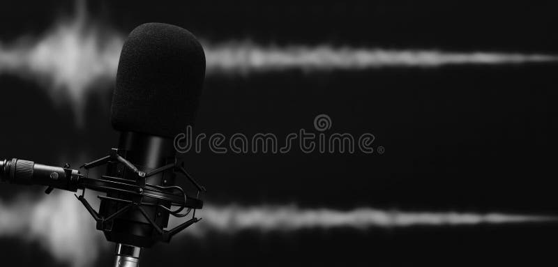 Microphone noir sur fond d'onde sonore photographie stock