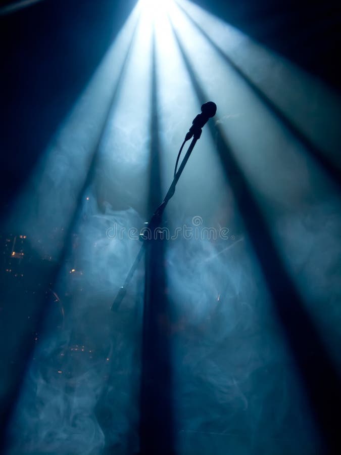 Microfono sul palco con luci sullo sfondo.