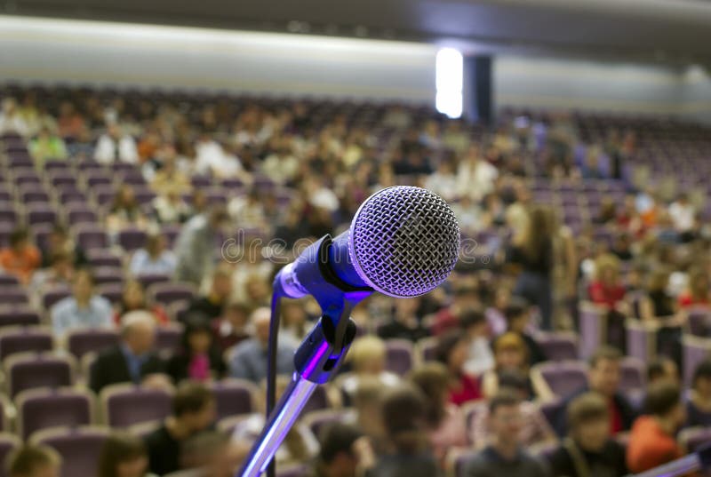 Microphone sur l'étape et la salle image stock Microphone sur l'étape et la salle image stock