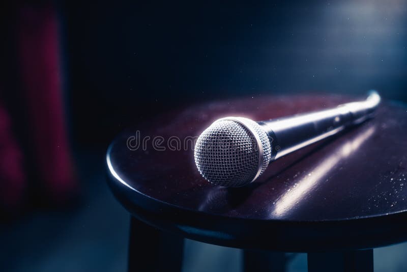 Microphone sur un tabouret en bois sur une étape photo stock Microphone sur un tabouret en bois sur une étape photo stock