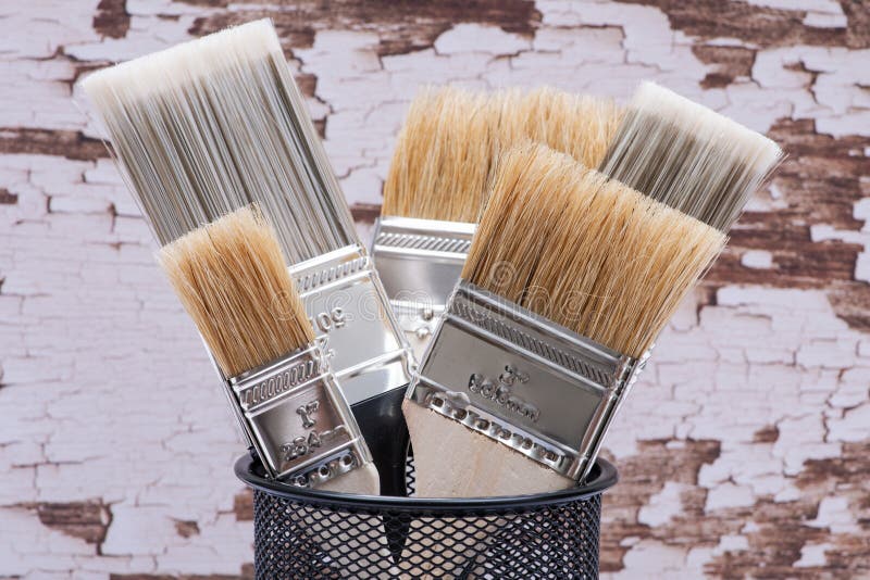 A microplaqueta e o plano lisos cortaram escovas de pintura de servi?o p?blico na madeira imagem de stock A microplaqueta e o plano lisos cortaram escovas de pintura de servi?o p?blico na madeira imagem de stock