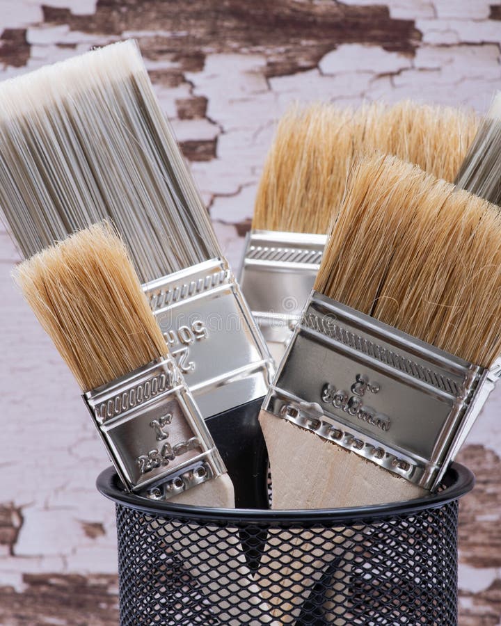 A microplaqueta e o plano lisos cortaram escovas de pintura de servi?o p?blico na madeira imagem de stock A microplaqueta e o plano lisos cortaram escovas de pintura de servi?o p?blico na madeira imagem de stock