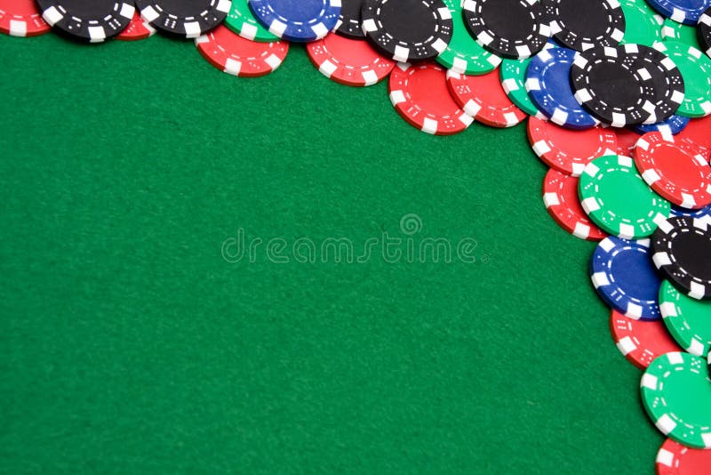 Microplaquetas de jogo coloridas no fundo de feltro do verde imagens de stock Microplaquetas de jogo coloridas no fundo de feltro do verde imagens de stock