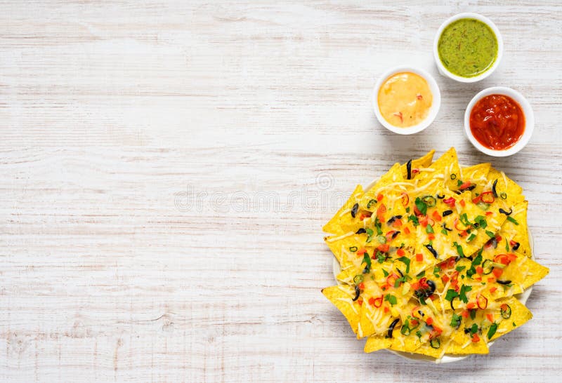 Microplaquetas de tortilha com mergulho na área de espaço da cópia imagem de stock Microplaquetas de tortilha com mergulho na área de espaço da cópia imagem de stock