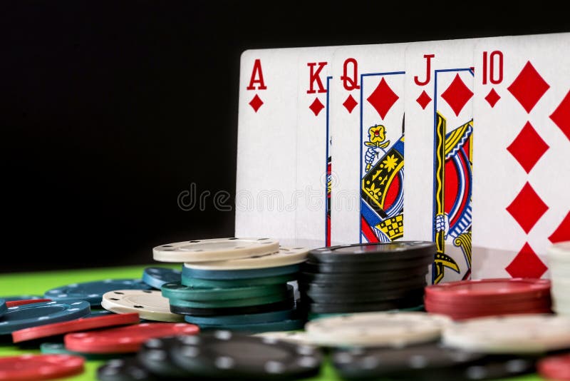 Microplaquetas e cartões jogados de pôquer fotografia de stock royalty free Microplaquetas e cartões jogados de pôquer fotografia de stock royalty free