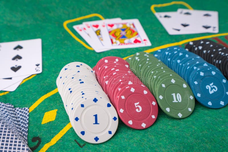 Vetores de Fichas De Cassino Moedas De Ouro Jogo De Jogo De Poker e mais  imagens de Acaso - iStock