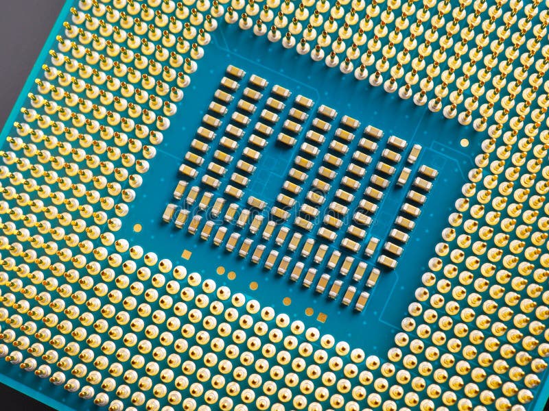 Microprocesorul unui computer sau laptop se află pe o suprafață mată închisă. închidere. echipamente electronice și informatice. royalty free stock photo