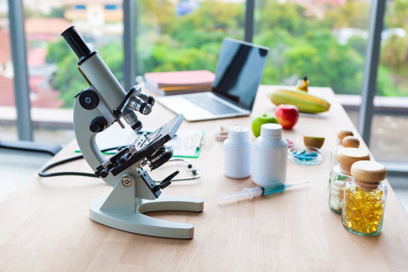 Microscope et stéthoscope avec le labtop sur la table de docteur de nutritionniste dans la chambre de laboratoire photographie stock Microscope et stéthoscope avec le labtop sur la table de docteur de nutritionniste dans la chambre de laboratoire photographie stock
