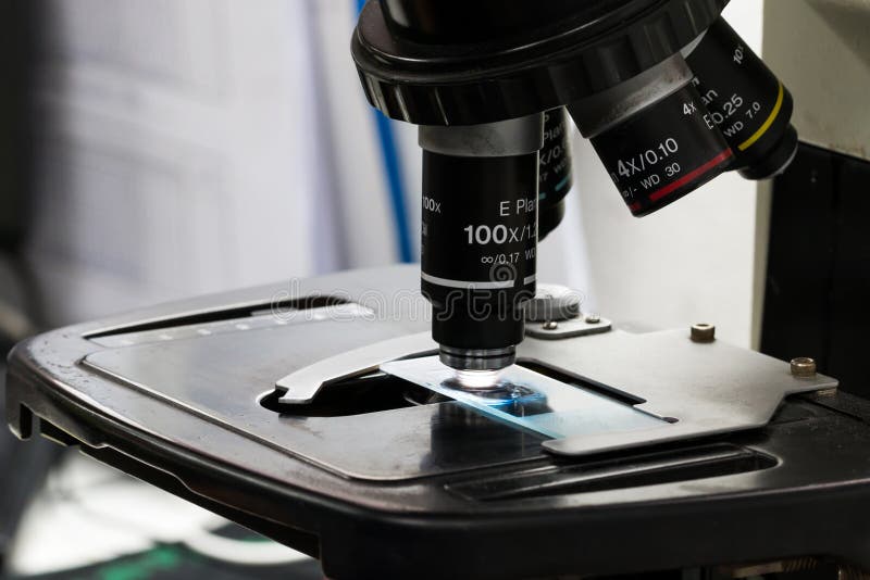 Microscopi moderni in un laboratorio fotografia stock libera da diritti Microscopi moderni in un laboratorio fotografia stock libera da diritti