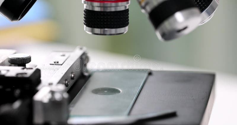 Microscopio di ricerca con vetro in chiusura di laboratorio