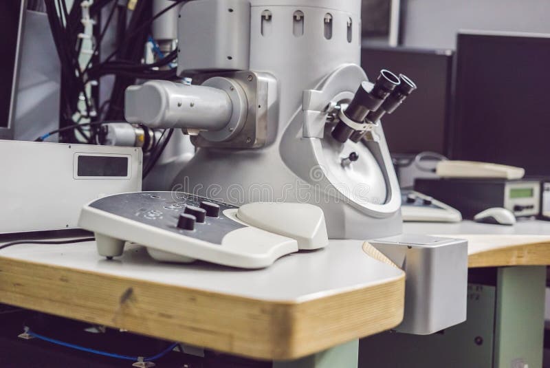 Microscopio elettronico della trasmissione in un laboratorio scientifico fotografia stock libera da diritti Microscopio elettronico della trasmissione in un laboratorio scientifico fotografia stock libera da diritti