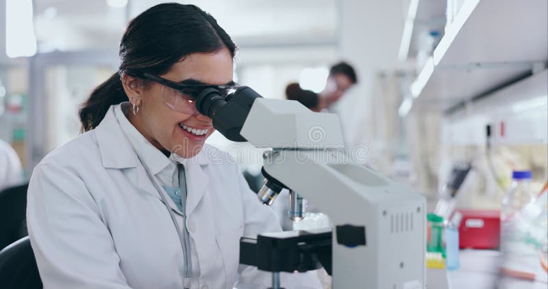 Microscópio científico e mulher em laboratório médico para análise de DNA genes ou química em centro de pesquisa ocupado. feliz