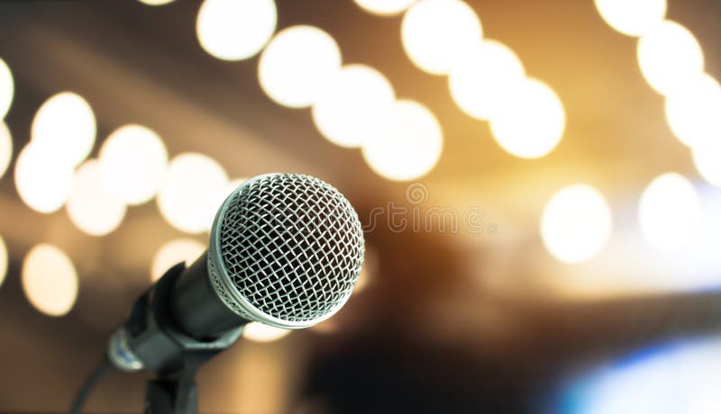 Micrófono en el extracto borroso de discurso en sala de seminarios o spea