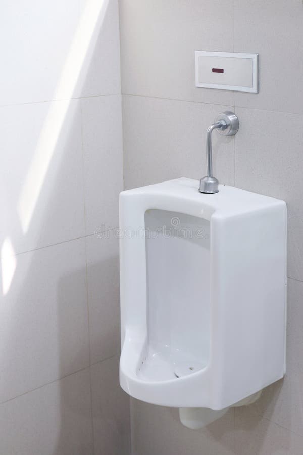 Mictórios para o toalete exterior dos homens, cerâmicos branco no público do banheiro, mictórios dos mictórios do branco do close fotografia de stock royalty free Mictórios para o toalete exterior dos homens, cerâmicos branco no público do banheiro, mictórios dos mictórios do branco do close fotografia de stock royalty free