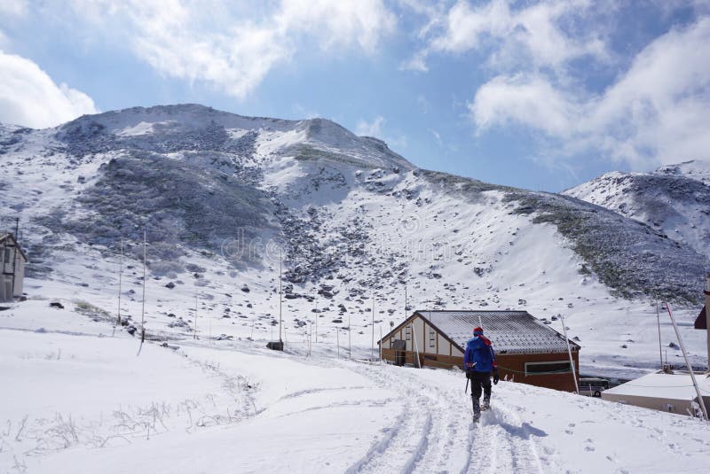 Midagahara领域在11月有雪山背景库存照片 图片包括有 7819