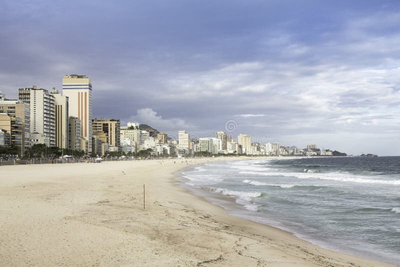 Middag op Strand Ipanema in Rio de Janeiro royalty-vrije stock foto Middag op Strand Ipanema in Rio de Janeiro royalty-vrije stock foto
