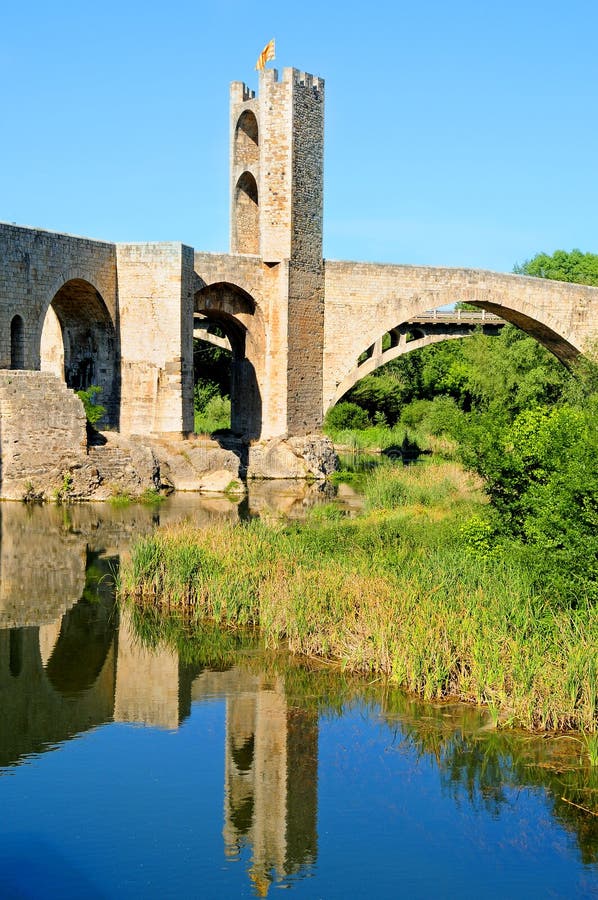 Middeleeuwse brug in Besalú, Spanje stock fotografie