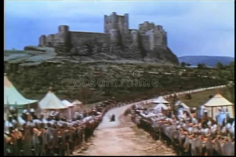 Middeleeuwse die militairen op weg worden opgesteld die tot kasteel leiden