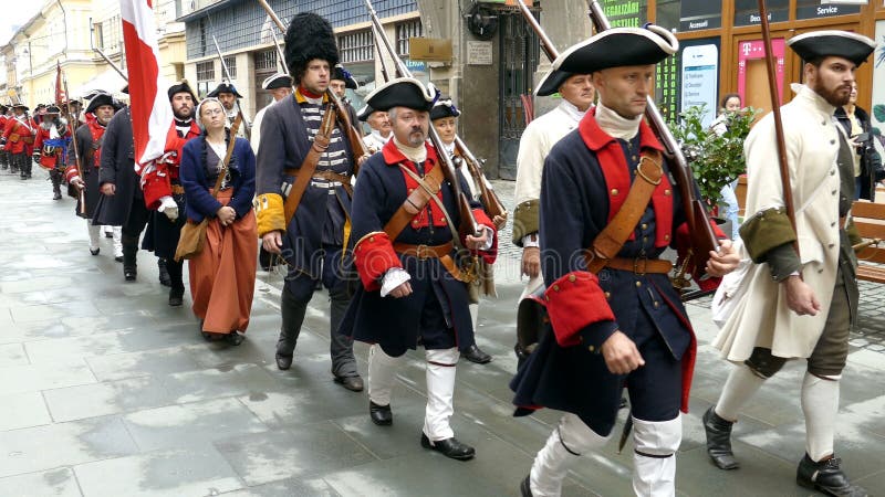 Middeleeuwse militairen die op de straat marcheren