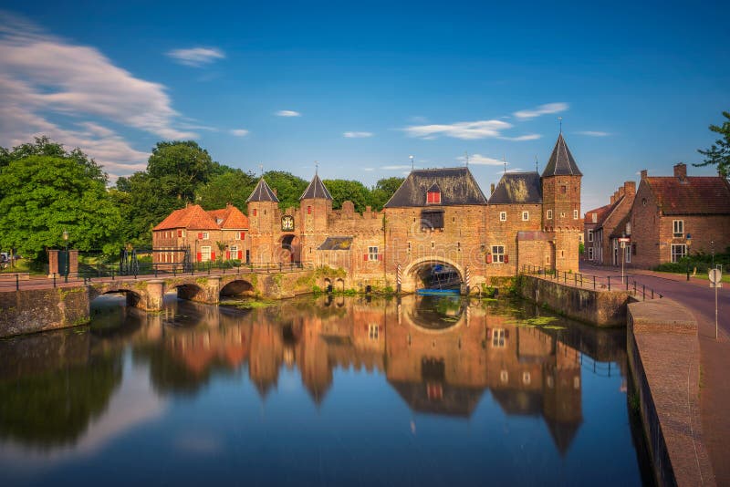 Middeleeuwse stadspoort in Amersfoort, Nederland