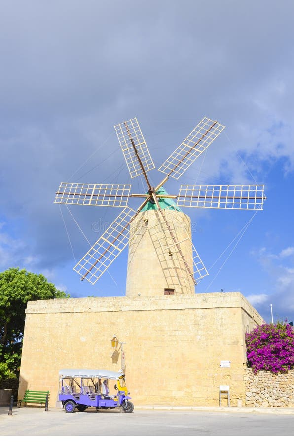 Middeleeuwse windmolen van Xaghra, Gozo, Malta royalty-vrije stock foto's Middeleeuwse windmolen van Xaghra, Gozo, Malta royalty-vrije stock foto's