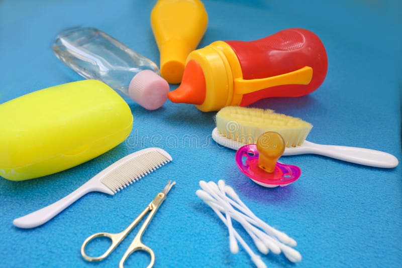 Middelen van hygiëne voor het kleine kind royalty-vrije stock afbeeldingen Middelen van hygiëne voor het kleine kind royalty-vrije stock afbeeldingen