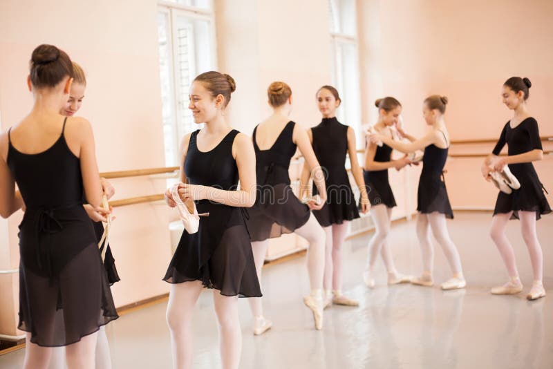 Middelgrote groep tieners die na een balletklasse ontspannen royalty-vrije stock afbeeldingen Middelgrote groep tieners die na een balletklasse ontspannen royalty-vrije stock afbeeldingen