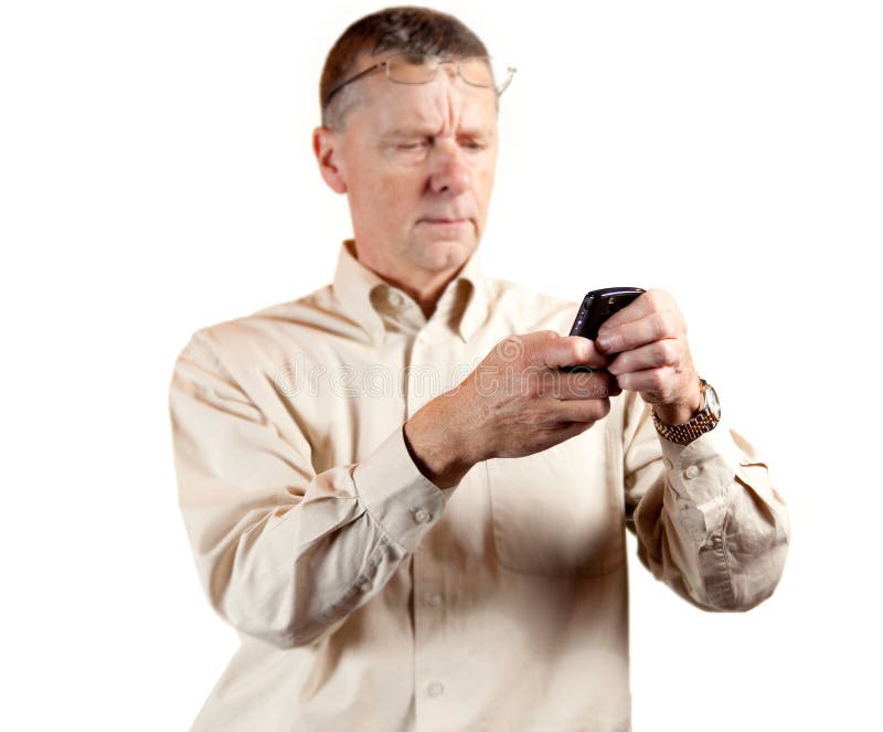 Midden oude mens die bij slimme telefoon loenst stock afbeelding Midden oude mens die bij slimme telefoon loenst stock afbeelding