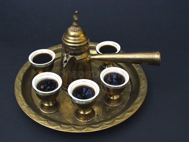 Turco café colocar trae sobre el mesa el más antiguo café bebiendo café cocineros en pequeno ollas la llamada a servimos en tazas ya.