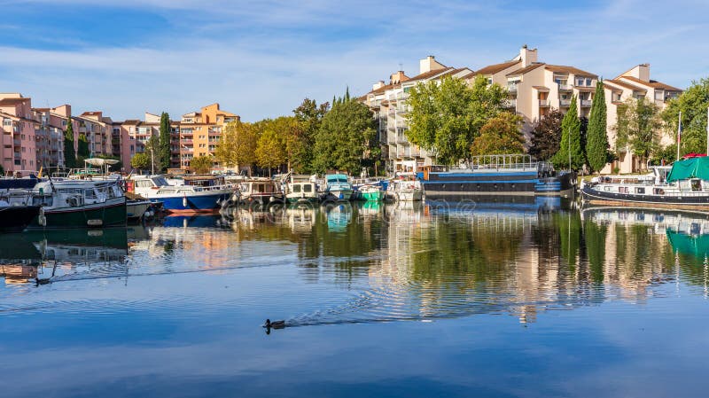 Houseboats and duck along Midi Canal