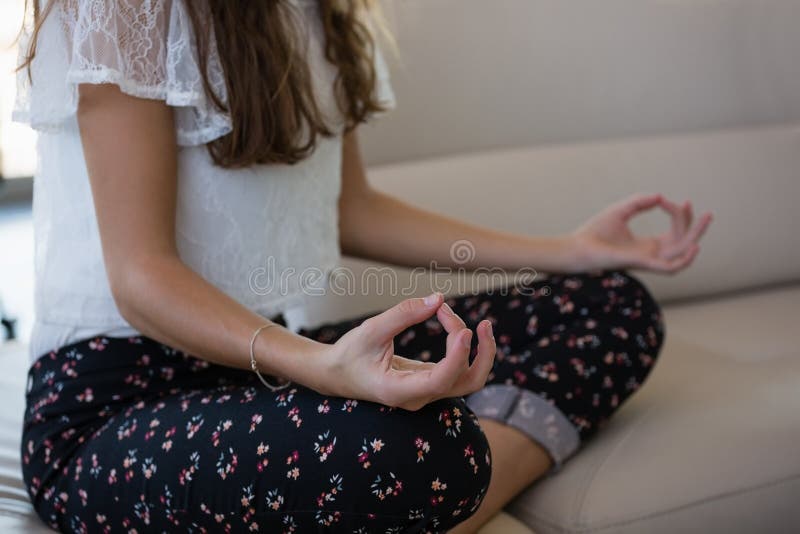 Midsection av affärskvinnan som i regeringsställning gör yoga arkivfoton Midsection av affärskvinnan som i regeringsställning gör yoga arkivfoton