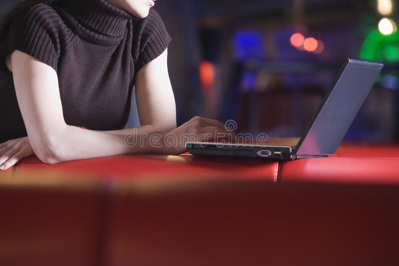 Midsection της επιχειρηματία που χρησιμοποιεί το lap-top στον καφέ στοκ εικόνες