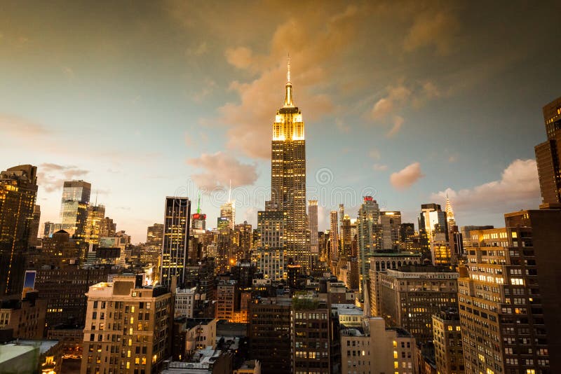 Midtown Manhattan con l'Empire State Building famoso al tramonto immagine stock Midtown Manhattan con l'Empire State Building famoso al tramonto immagine stock