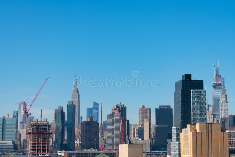 Midtown Manhattan Skyline mit Blue Sky stockbild Midtown Manhattan Skyline mit Blue Sky stockbild