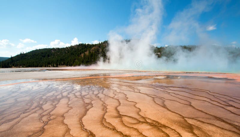 Midway gejzeru basen przy Uroczystą Graniastosłupową wiosną w Yellowstone parku narodowym w Wyoming obraz stock