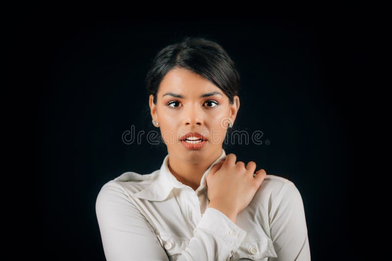 Miedo a las emociones. cara de una hermosa joven temerosa que expresa miedo estudio retrato fondo negro foto de archivo libre de regalías