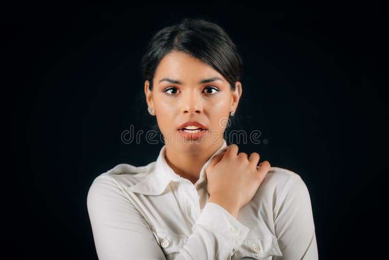Miedo a las emociones. cara de una hermosa joven temerosa que expresa miedo estudio retrato fondo negro imágenes de archivo libres de regalías