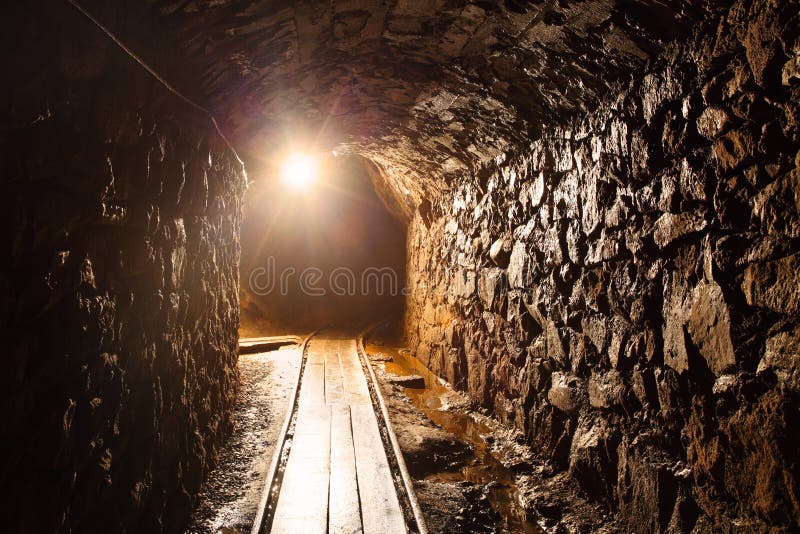 Miedziany złocisty dziejowy kopalni srebra tunel