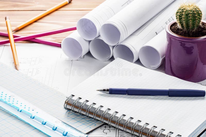 Miejsce pracy inżyniera projektanta projekta notepad z kopii przestrzenią zdjęcia royalty free Miejsce pracy inżyniera projektanta projekta notepad z kopii przestrzenią zdjęcia royalty free
