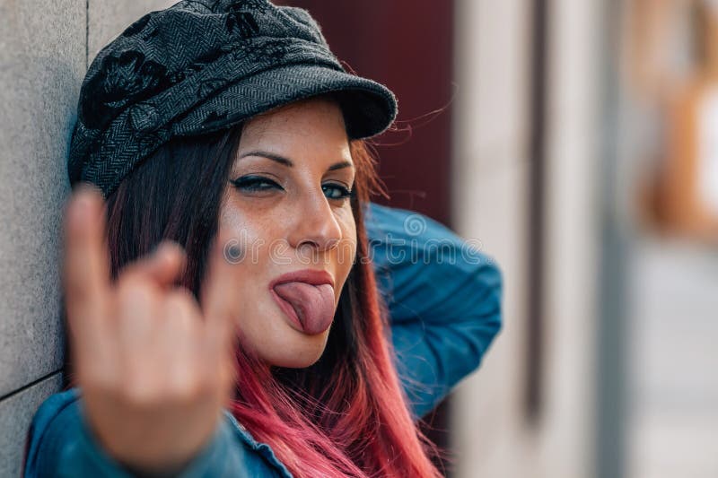 Miejska dziewczyna z kapitanem i buntownikiem obrazy stock
