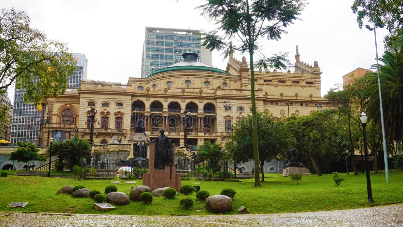 Miejski Theatre São Paulo Theatro de São Paulo Miejski widok od Ramos De Azevedo Obciosujący w pada dniu, Brazylia fotografia stock Miejski Theatre São Paulo Theatro de São Paulo Miejski widok od Ramos De Azevedo Obciosujący w pada dniu, Brazylia fotografia stock