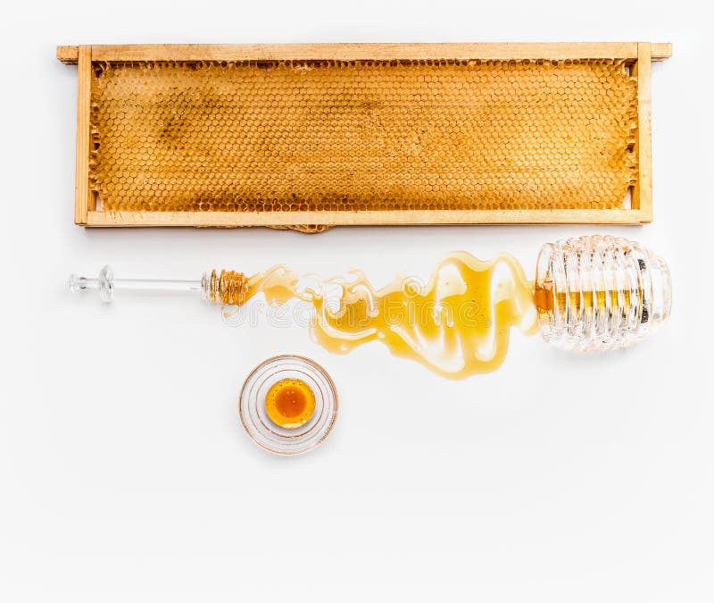 Miel dans des pots avec le plongeur, le cadre de nid d'abeilles et les fleurs sauvages sur le fond blanc, vue supérieure Nourritu photographie stock libre de droits Miel dans des pots avec le plongeur, le cadre de nid d'abeilles et les fleurs sauvages sur le fond blanc, vue supérieure Nourritu photographie stock libre de droits